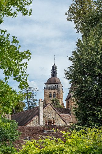 Kerktoren in een karakteristiek dorp in Frankrijk