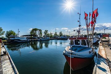 Zonnestralen in de haven van Thiessow op Rügen, schiereiland Mönchgut