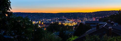 Duitsland, XXL panorama van skyline lichten van stuttgart bij nacht