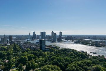 Zicht op de Skyline van Rotterdam, van bovenaf van Patrick Verhoef