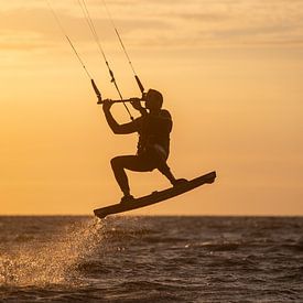 Kitesurfen - spelen op de golfen van Ton Tolboom