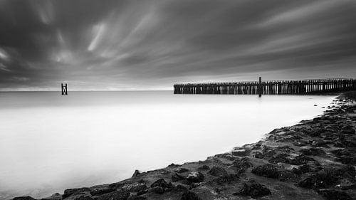 Zwartwit kustlandschap