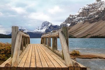 Bruggetje met zicht op Bow Lake, Banff Nationaal Park, Canada, Noord-Amerika van Mieneke Andeweg-van Rijn