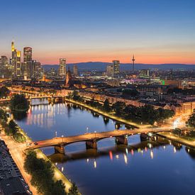 Skyline van Frankfurt in de avond van Michael Valjak