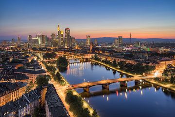 Skyline van Frankfurt in de avond van Michael Valjak