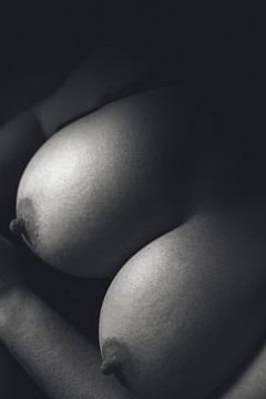 Brüste einer Frau in Low-Key Schwarz und Weiß von Art By Dominic