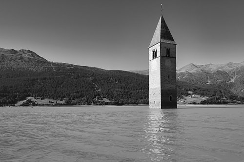Graun church tower, Lake Reschen – black and white