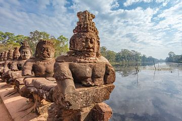 Pont avec des statues de dieux et de démons à la porte sud d'Angkor Thom à Angkor, province de Siem  sur WorldWidePhotoWeb