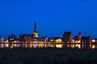 Uitzicht over de Warnow naar de Hanzestad Rostock van Rico Ködder thumbnail