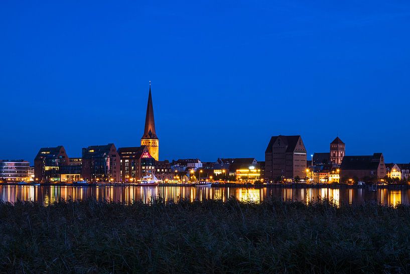 Uitzicht over de Warnow naar de Hanzestad Rostock van Rico Ködder