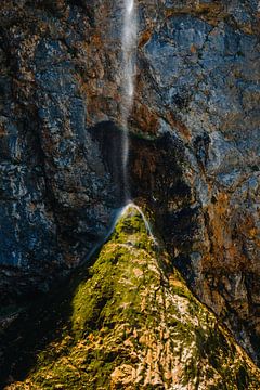 Abstrakter Wasserfall auf einem Felsen in Slowenien von Paul van Putten
