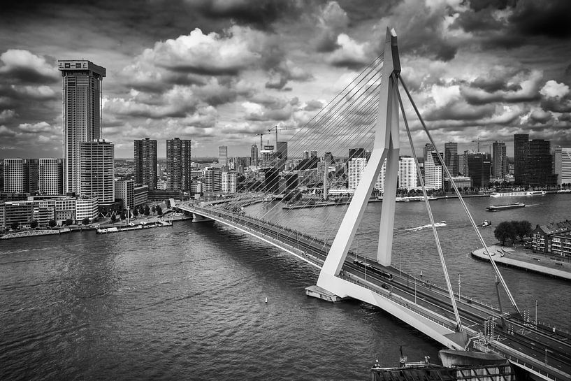 Rotterdam centrum vanaf grote hoogte  (liggend - zwart-wit / diep contrast) van Rick Van der Poorten