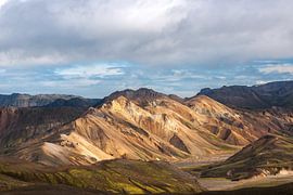 Landmannalaugar door de zon gestreeld von Gerry van Roosmalen
