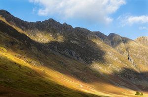 Mountains along Loch Achtriochtan