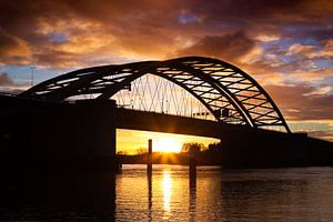 Lever du soleil au Van Brienenoordbrug Rotterdam sur Anton de Zeeuw