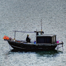 Fischerboot in der Ha-Long-Bucht, Vietnam von Hendrik-Jan Kornelis
