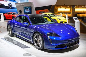 Porsche Taycan Turbo vollelektrischer Luxus-Performance-Wagen