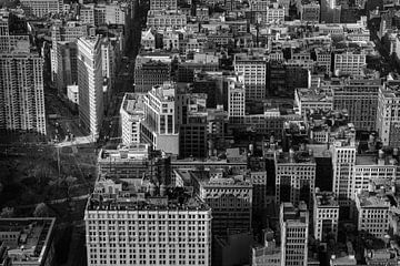 Manhattan mit dem Flatiron-Gebäude in New York (schwarz-weiß) von Mark De Rooij