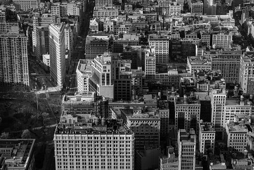 Manhattan avec le bâtiment Flatiron à New York (en noir et blanc) sur Mark De Rooij