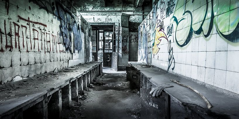 Verlaten kleedkamer in een kolenmijn van Jarno Boks