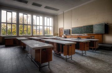 Verlassene belgische Schule. von Roman Robroek