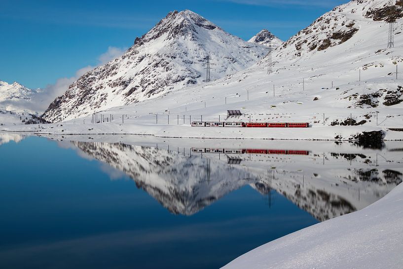 Trein in Winters Berglandschap op de Berninapas van Felina Photography