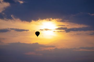 Luchtballon in de lucht tijdens zonsondergang van Marcel Kerdijk