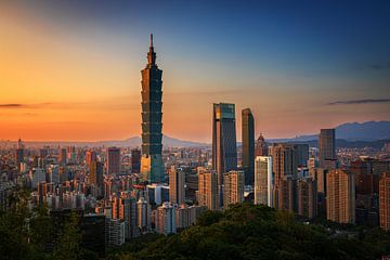 Zonsondergang skyline Taipei van Marco Rutten