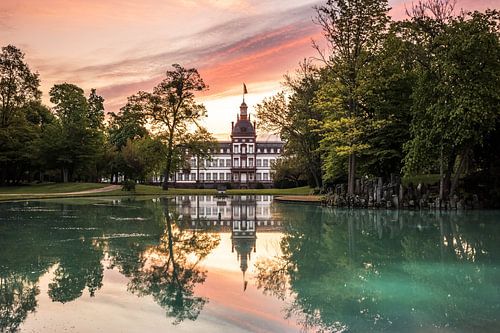 Kasteel Philippsruhe met kasteelpark en weerspiegeling in het meer