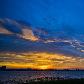 Sonnenuntergang in Lelystad in der Nähe des denkenden Mannes von Peter de Jong