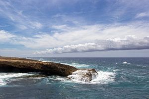 Küstenlinie des Shete-Boka-Nationalparks mit rollenden Wolken