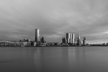 Rotterdam, Noordereiland, Erasmusbrug en Kop van Zuid in zwart wit van Patrick Verhoef