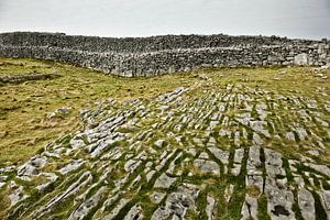 Die Karstlandschaft bei Dun Aengus auf der Insel Inis Mór, IRLAND von Tjeerd Kruse