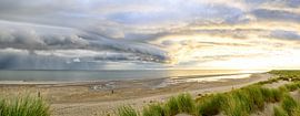 Lever de soleil dans les dunes de l'île de Texel avec l'approche d'un nuage d'orage sur Sjoerd van der Wal Photographie