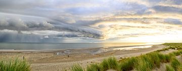 Zonsopkomst in de duinen van het eiland Texel met nadering van een stormwolk van Sjoerd van der Wal