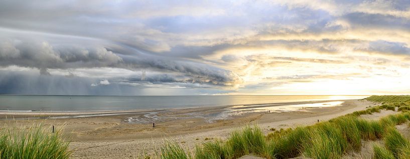 Zonsopkomst in de duinen van het eiland Texel met nadering van een stormwolk van Sjoerd van der Wal Fotografie