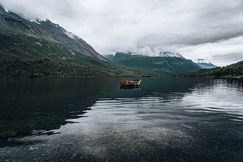 Calme norvégien | Petit bateau solitaire dans les vallées intérieures