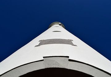 Witte vuurtoren van Schiermonnikoog (Waddeneiland in de Waddenzee, Friesland, Nederland) tegen een strakblauwe lucht) van Studio LE-gals