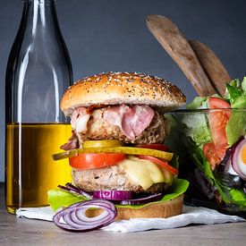 Hamburger mit Kopfsalat und Olivenöl von Jeroen Middelbeek