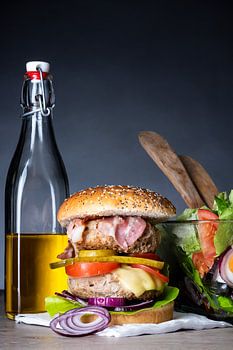 Hamburger met sla en olijfolie