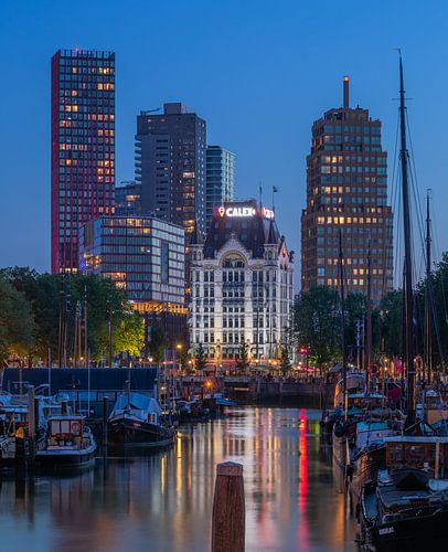 Het Haringvliet en Witte Huis in Rotterdam tijdens het blauwe uurtje