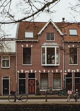 Nederlands huis aan de gracht in Haarlem | Fine art foto print | Nederland, Europa van Sanne Dost
