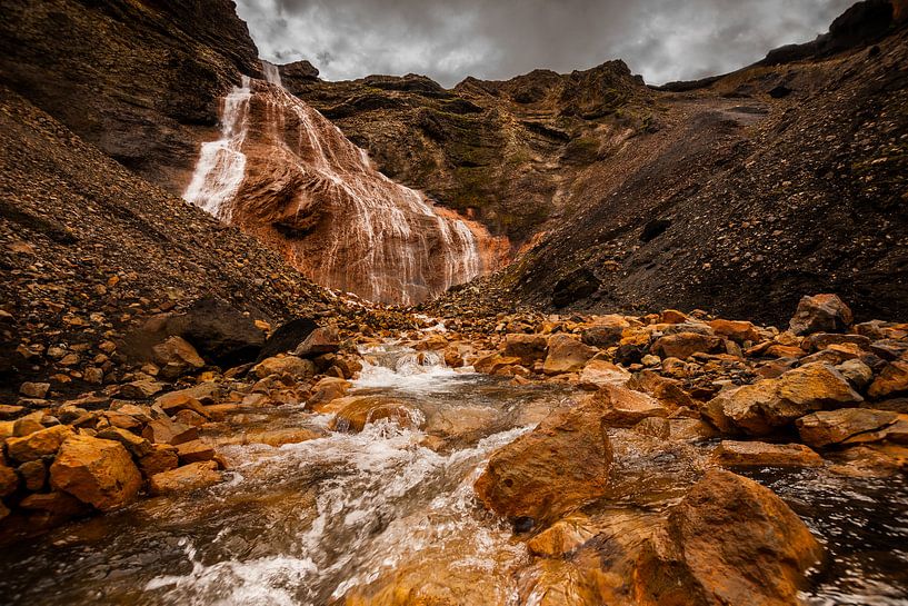 Raudafoss, ein überraschender Wasserfall in Landmannalaugar von Gerry van Roosmalen