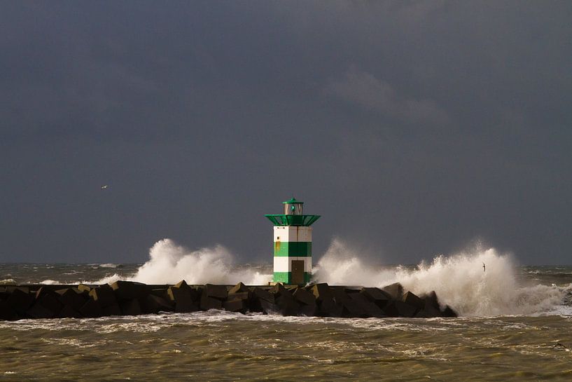 Golfen breken over zuiderhavenhoofd Scheveningen van Menno van Duijn
