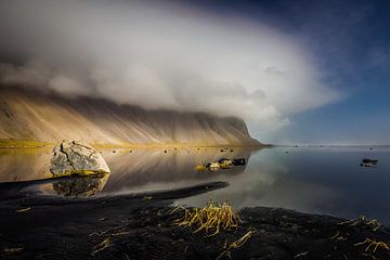Vestrahorn in de wolken (Stokksnes, IJsland) sur Edwin van Wijk