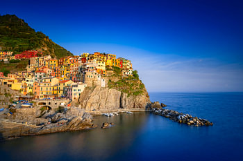 die Küstenstadt Riomaggiore in der beliebten Region Cinque Terre in Italien