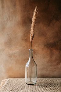 Minimalistische Vase mit trocknendem Zweig
