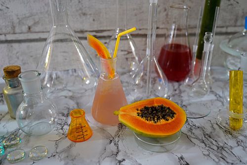 Gin cocktail met papaya en limoen