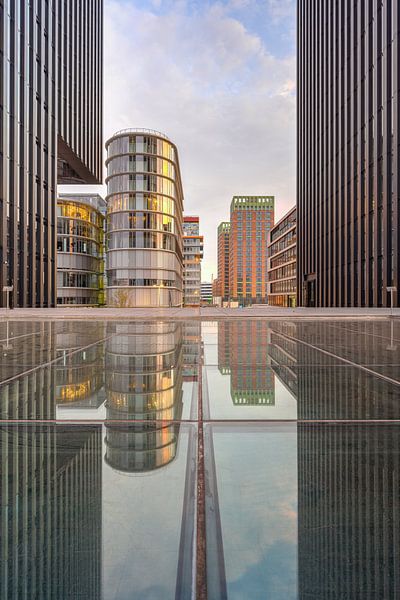 Spiegelung im Medienhafen Düsseldorf von Michael Valjak