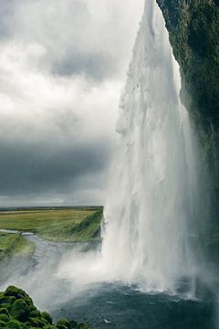 Seljalandsfoss waterval in IJsland op een bewolkte en stormachtige dag van Sjoerd van der Wal Fotografie